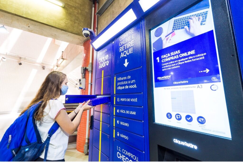 A girl using a convenient smart asset locker. Photo by Clique Retire on Unsplash